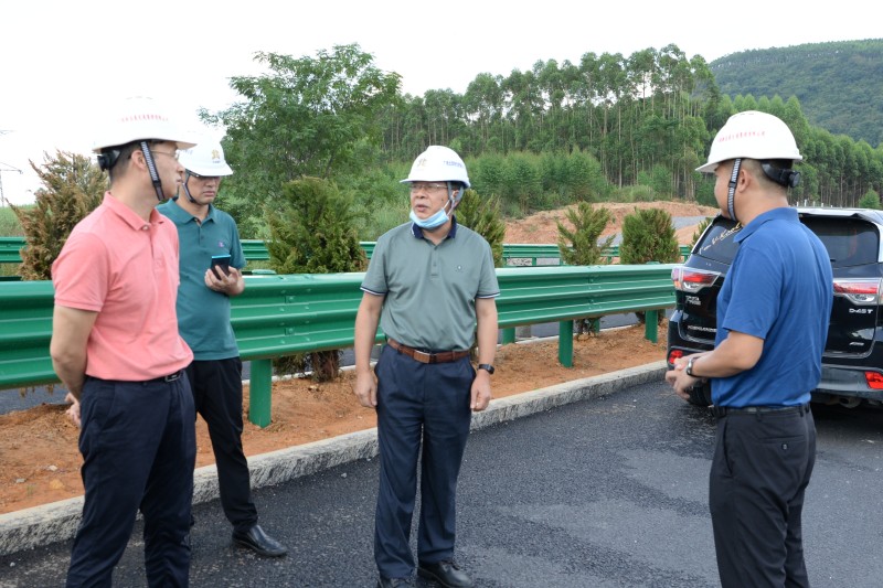 覃炳賢（右二）檢查蒙象來高速沿線交安、綠化工程_副本.jpg
